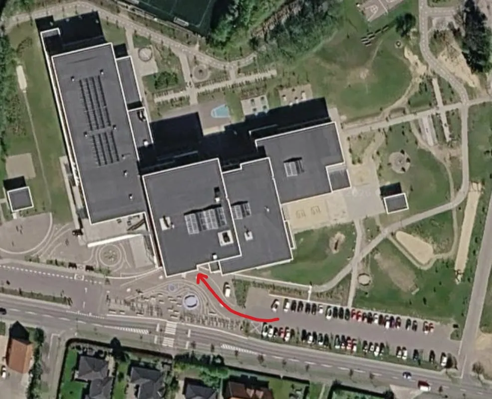 Vejen ind til dansesalen på Lysningen (Overlund Skole)